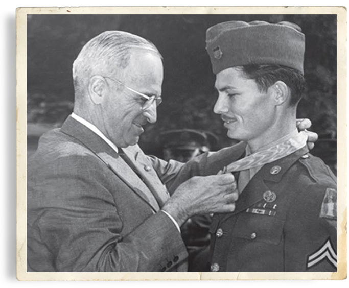 Doss receives the Medal of Honor from President Harry Truman in 1945
